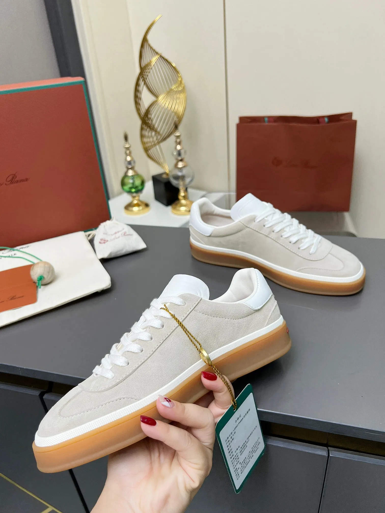Factory price: 580💰Purchase level, high version🦅⛳️ Italy [Loro men's shoes💰iana] Tennis walk series L men's shoes💰Couple moral training shoes casual sports shoes sneakers🎁🎁 Original purchase development and production This new suede tennis shoe adopts an ultra-low design, suitable for wearing all year round👫👫 The wrapped sole creates an effortlessly attractive color combination that harmoniously blends functionality with understated style, making it the ideal shoe for urban wear. Soft calfskin tongue with Kummel color insert at the heel, embossed L Men's shoes 💰 Logo Cotton lace upper, cowhide suede sole Rubber-lined calfskin ✦ Upper: imported first-layer cowhide ➕ Customized original cowhide ✦ Lining: cowhide lining ➕ Cow leather insole ✦ Sole: Original open-molded T men's shoe 💰R ultra-lightweight outsole ✦Packaging: Original full set of packaging ✦Female size: 35--40, ✦Male size: 39--44, customized 45